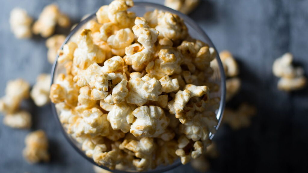 Essa pipoca doce caseira feita no micro-ondas vai te conquistar em segundos