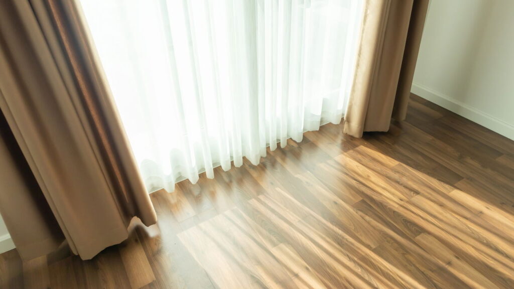 Nem detergente, nem vinagre: como tirar manchas do chão com soluções naturais