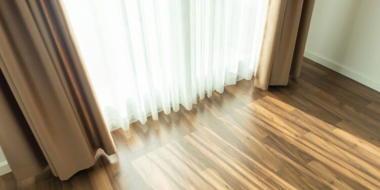 Nem cera, nem polidor: esse óleo natural devolve o brilho ao piso