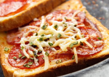 Poucos ingredientes e alguns minutos no micro-ondas fazem essa pizza incrível