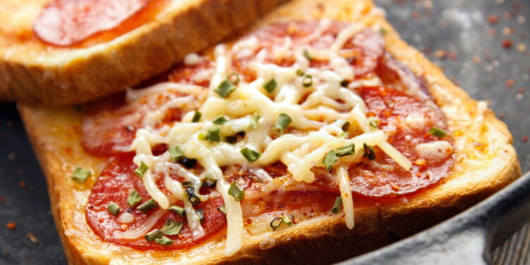 Poucos ingredientes e alguns minutos no micro-ondas fazem essa pizza incrível