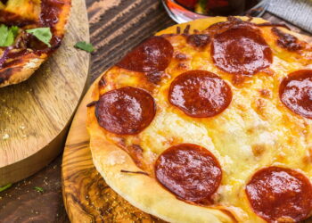 Essa massa está conquistando quem ama pizza e não quer perder tempo