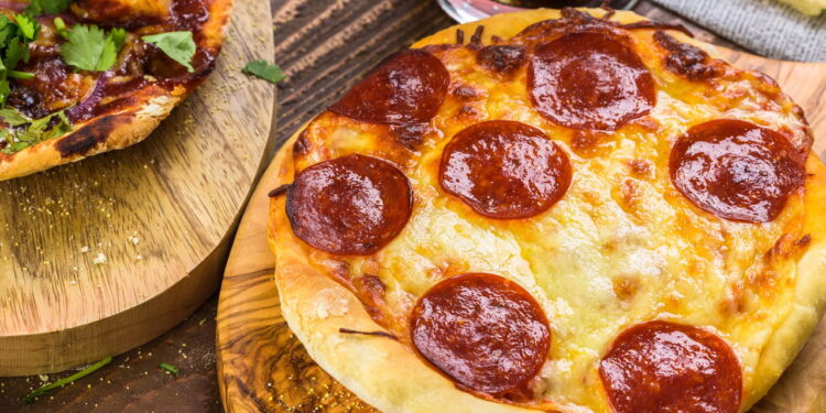 Essa massa está conquistando quem ama pizza e não quer perder tempo