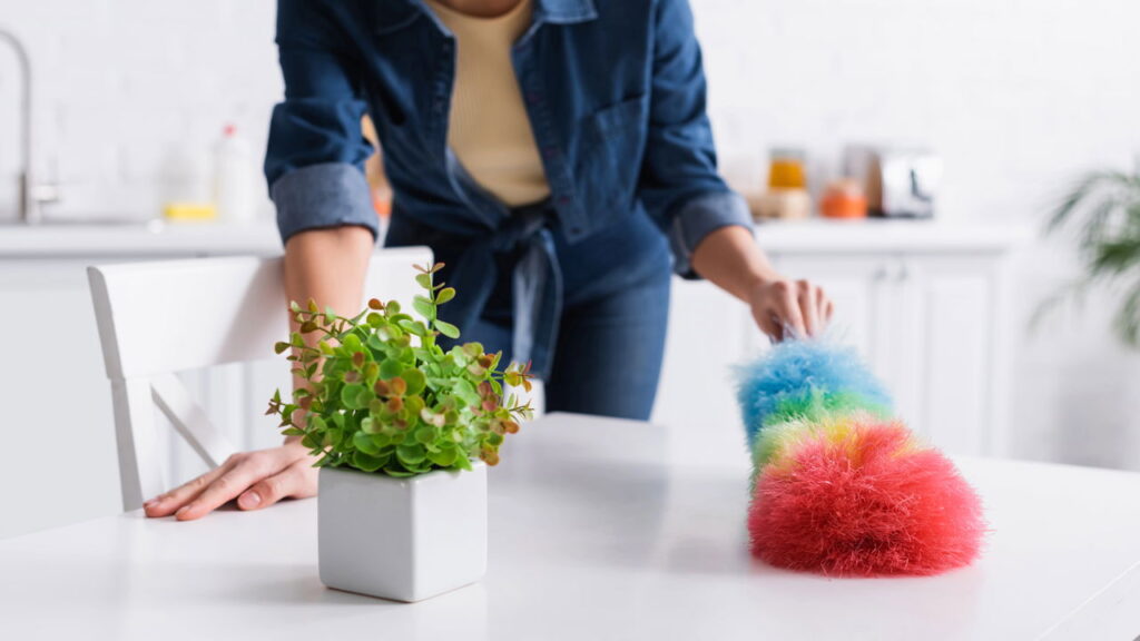 Conheça o truque de como limpar a casa em dias úmidos sem deixar o chão grudento