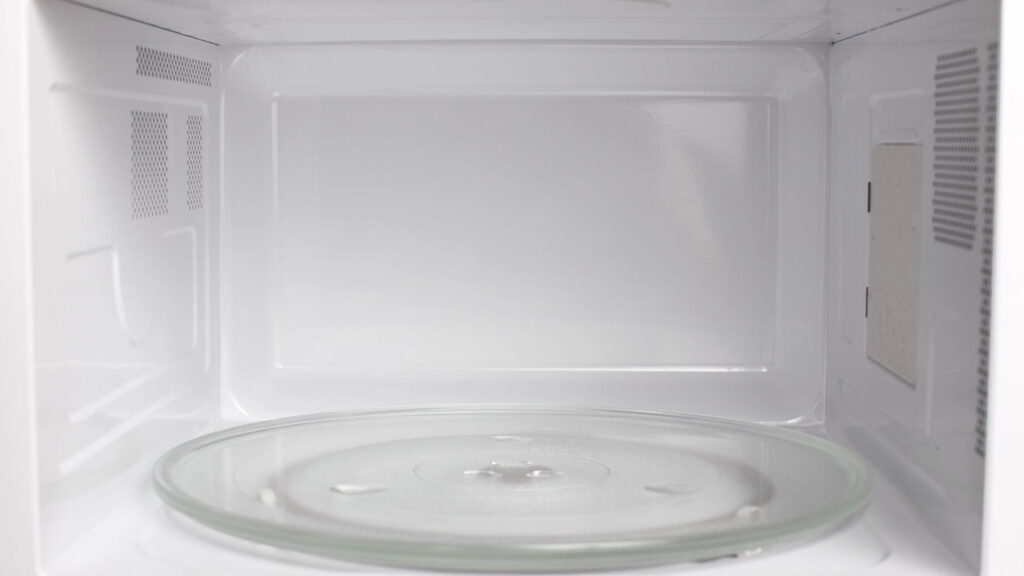 O truque do micro-ondas que quase ninguém conhece e deveria usar