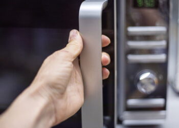 O truque do micro-ondas que quase ninguém conhece e deveria usar