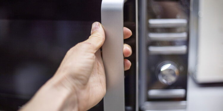 O truque do micro-ondas que quase ninguém conhece e deveria usar