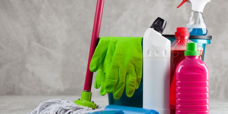 Essa mistura natural limpa pia, bancada e ainda deixa cheiro fresco na casa