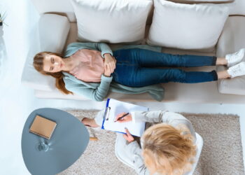 Reclamar demais fortalece padrões mentais negativos, segundo a psicologia