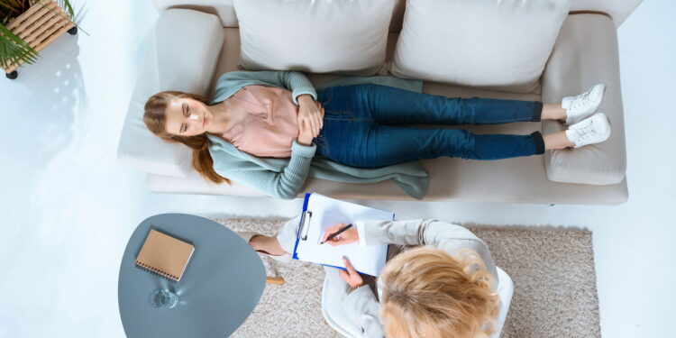 Reclamar demais fortalece padrões mentais negativos, segundo a psicologia