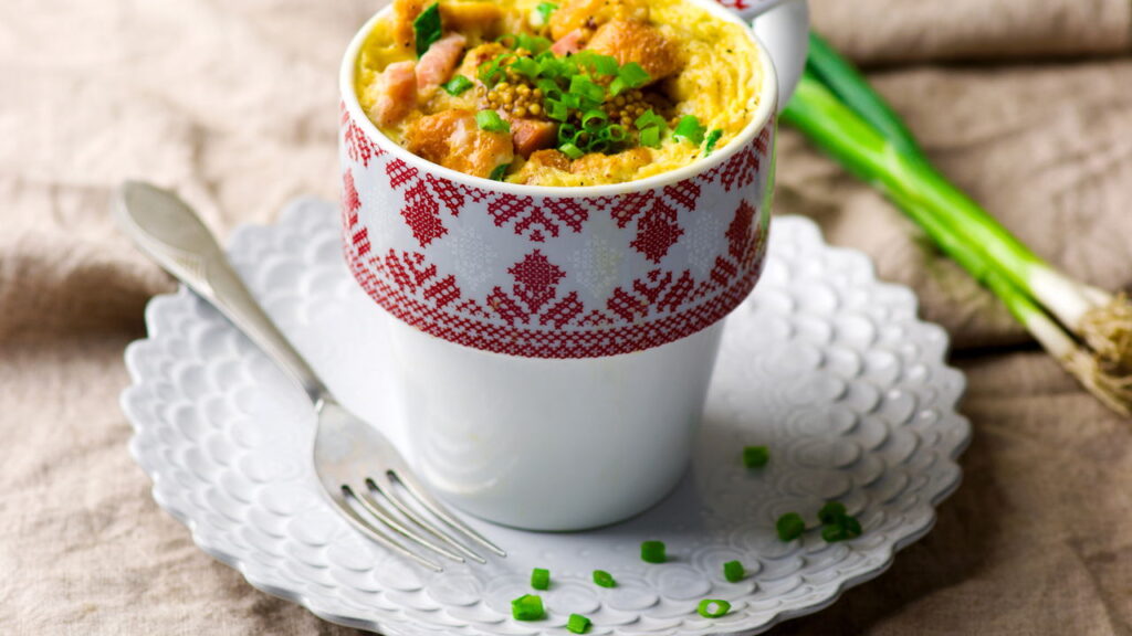 Essa refeição de caneca cremosa e nutritiva fica pronta no micro-ondas em 2 minutos