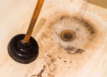 Nem desentupidor, nem soda cáustica: esse truque desentope o ralo rapidamente