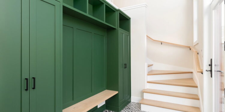 Lixar e pintar móveis é o segredo da economia e da transformação