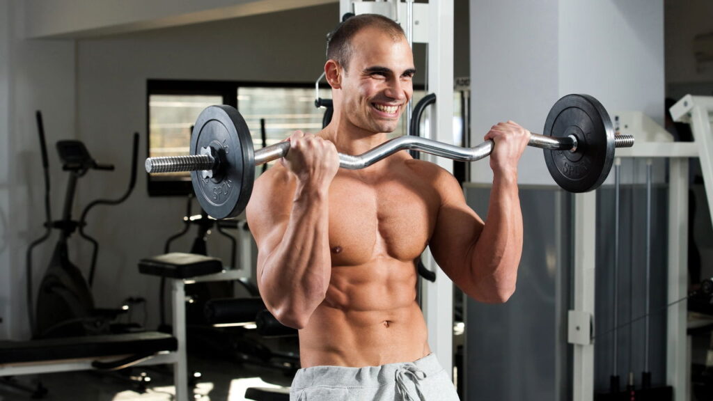 Crescer o bíceps fica mais fácil com esses 4 exercícios