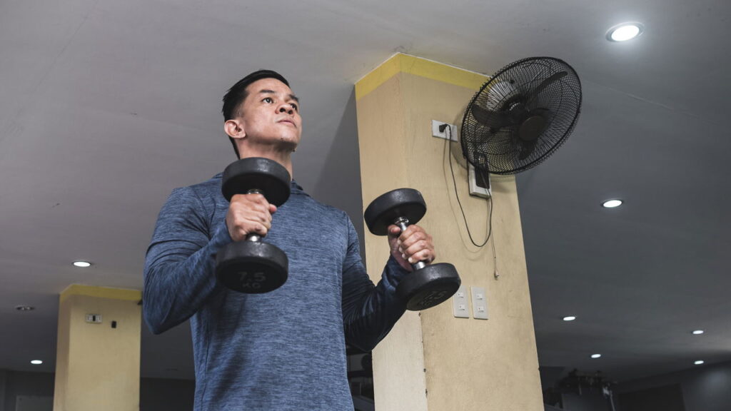 Crescer o bíceps fica mais fácil com esses 4 exercícios