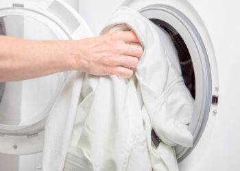 O jeito mais fácil de limpar roupas brancas e recuperar o brilho original