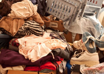 Esse é o truque secreto que elimina cheiro de mofo das roupas