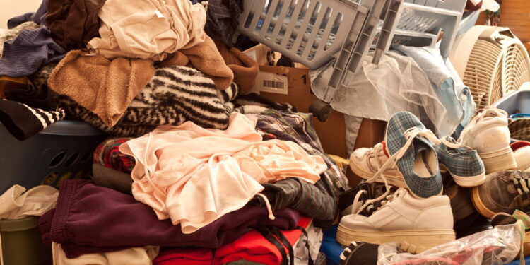 Esse é o truque secreto que elimina cheiro de mofo das roupas