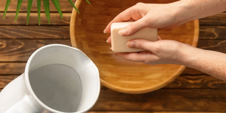 Nem desperdício, nem dor no bolso: como fazer sabão caseiro