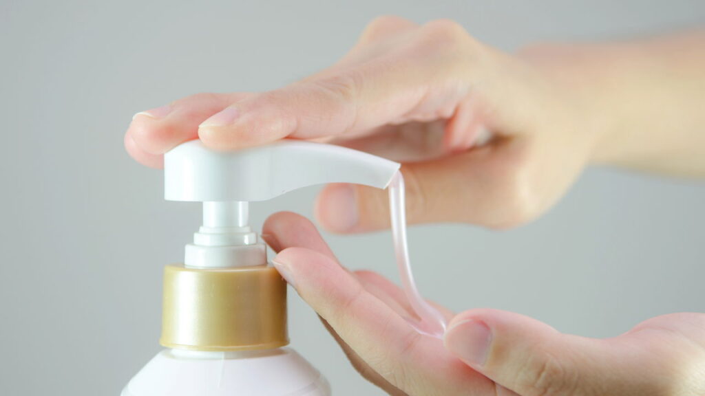 Passo a passo para fazer sabonete líquido caseiro e econômico