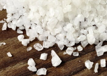 Dona de casa revela truque com sal que viralizou por salvar panelas queimadas