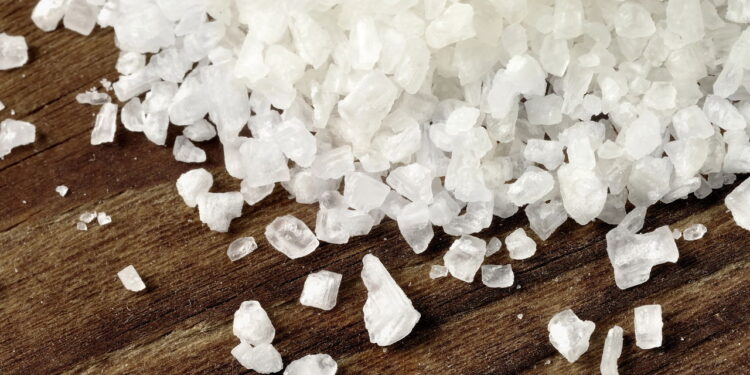 Dona de casa revela truque com sal que viralizou por salvar panelas queimadas