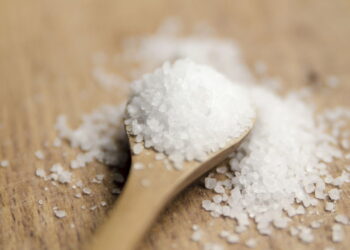 Por que você deve colocar sal grosso na língua de sogra