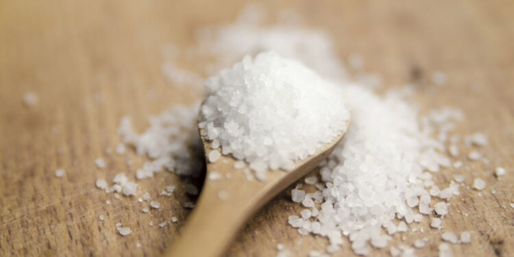 Por que você deve colocar sal grosso na língua de sogra
