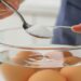 Por que colocar sal na água muda tudo na hora de cozinhar ovos