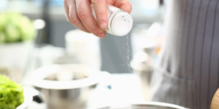 Truques simples de cozinha que resolvem comida salgada de forma prática