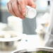 Truques simples de cozinha que resolvem comida salgada de forma prática