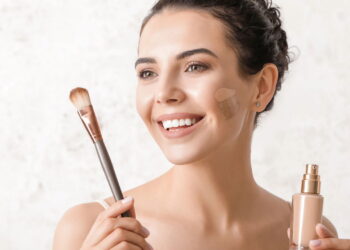 Truque com hidratante transforma sua base em maquiagem leve