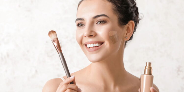 Truque com hidratante transforma sua base em maquiagem leve