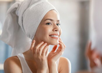 Kits de skincare economizam tempo e melhoram visivelmente a pele