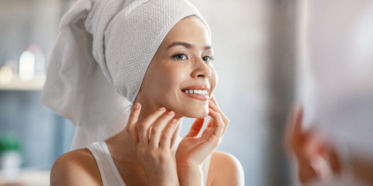 Kits de skincare economizam tempo e melhoram visivelmente a pele