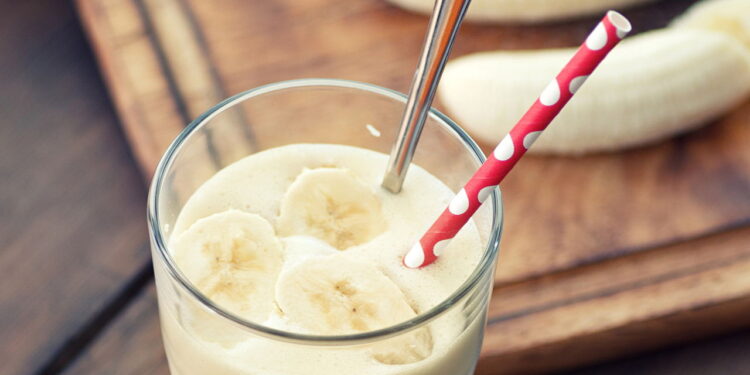 Como preparar um smoothie de proteína com banana e chia para ganhar massa muscular e ficar mais forte