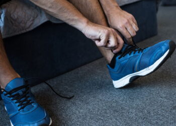 Como usar a centrifugação da máquina de lavar para secar tênis sem estragar