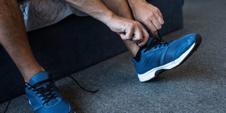 Como usar a centrifugação da máquina de lavar para secar tênis sem estragar