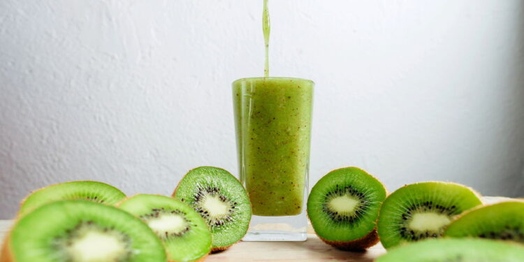 Como preparar um suco de kiwi com proteína para ganhar massa muscular e ficar mais forte