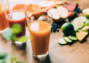 Receitas de sucos detox com folhas e frutos para energizar o corpo