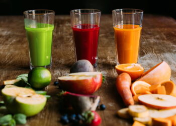 Sucos de frutas para aliviar a azia com ingredientes de casa