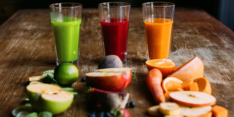 Sucos de frutas para aliviar a azia com ingredientes de casa