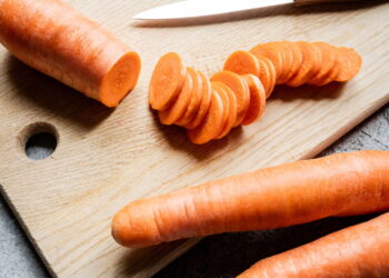 Esse método simples limpa manchas de cenoura da tábua branca