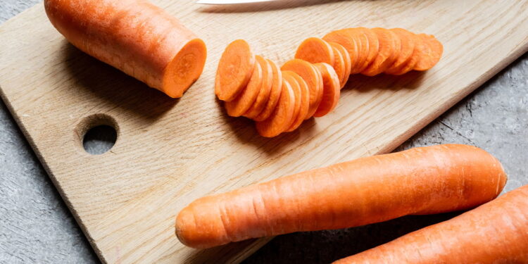 Esse método simples limpa manchas de cenoura da tábua branca