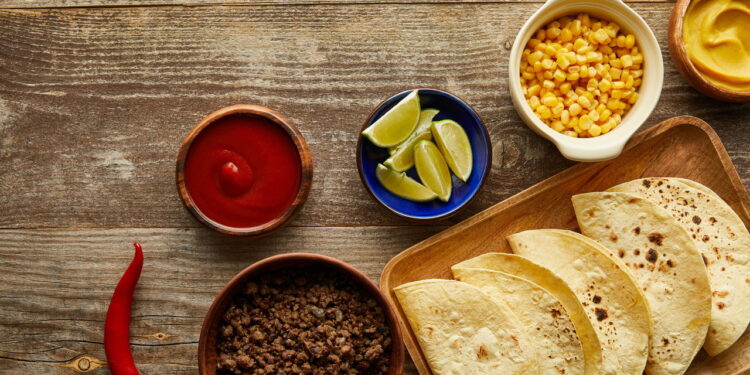Tacos rápidos prontos em 10 minutos com poucos ingredientes