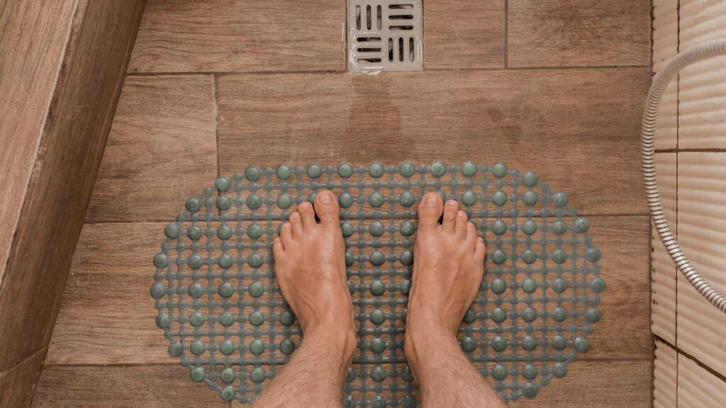 A melhor forma de lavar o tapete do banheiro e evitar mofo