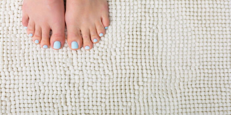 A melhor forma de lavar o tapete do banheiro e evitar mofo