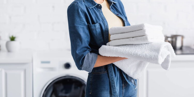 Nem sabão em pó, nem amaciante: como deixar toalhas macias de novo