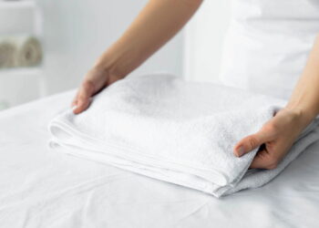 Economia de espaço mantendo as toalhas compactas e bem ajustadas