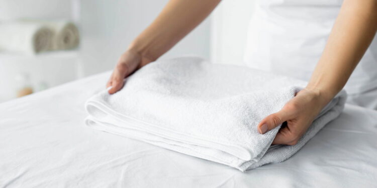 Economia de espaço mantendo as toalhas compactas e bem ajustadas